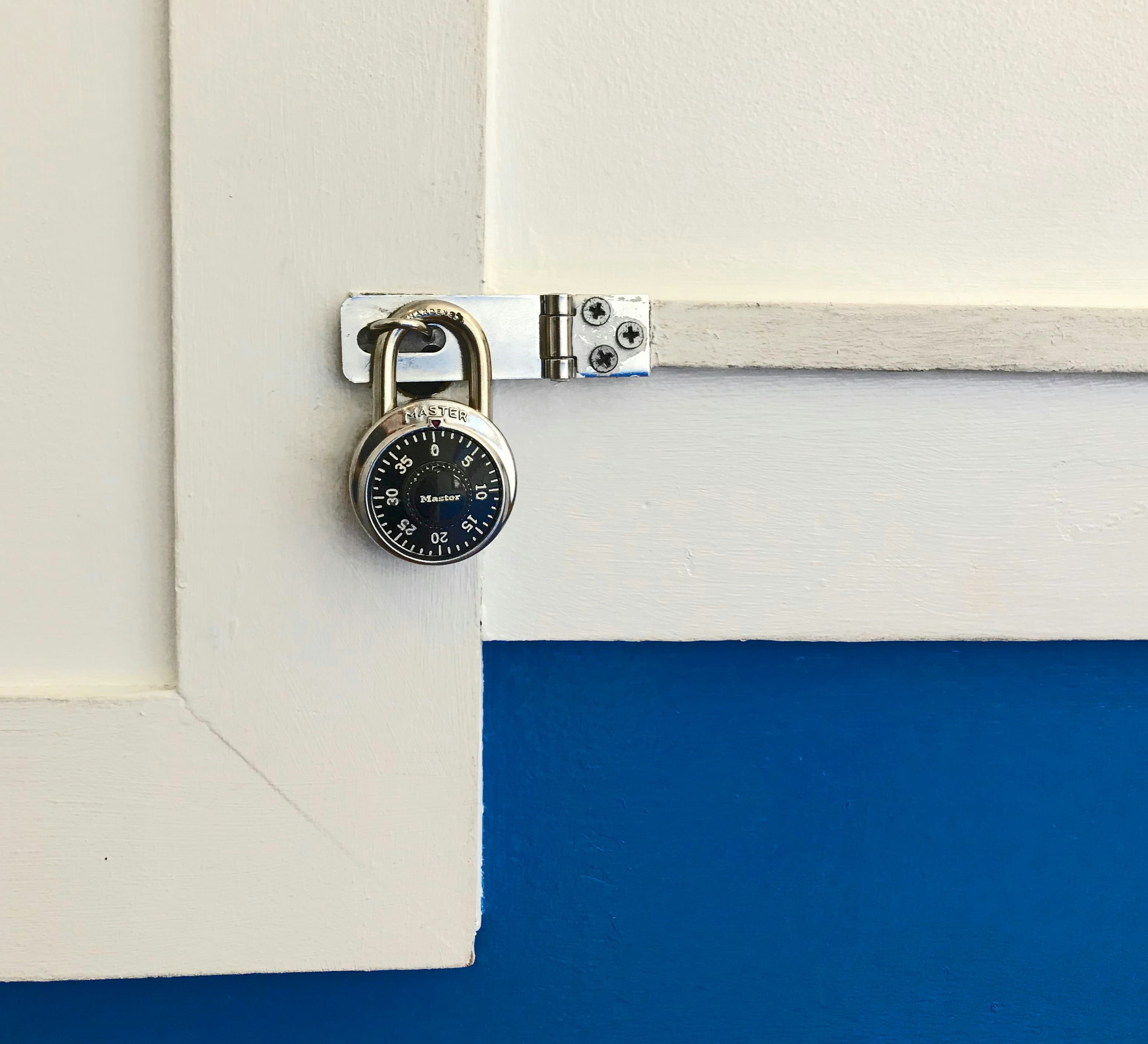 Conoce recomendaciones prácticas para reforzar tu seguridad personal en situaciones cotidianas: al conducir, usar moto o transporte público, caminar por la vía pública, estar en casa o en el trabajo. Esta guía te ayuda a prevenir riesgos, actuar con precaución y proteger tus pertenencias e integridad. La prevención y el autocuidado son claves para evitar situaciones de peligro.